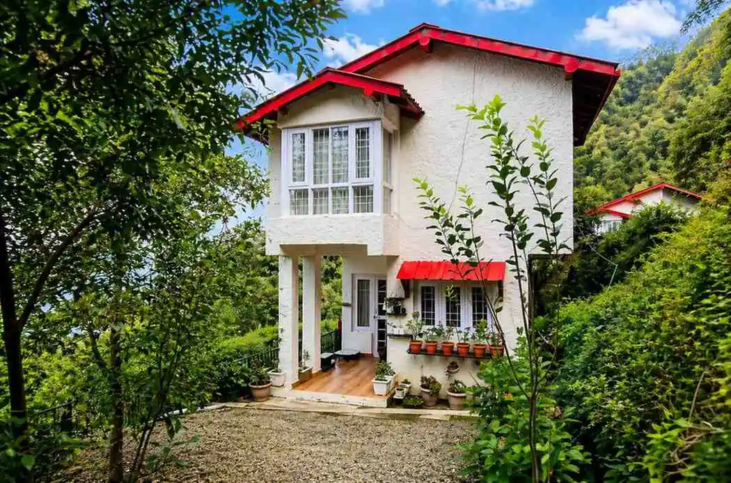 Private Luxury Villas vs Hotels: The Saanjh Stays Experience Near Nainital