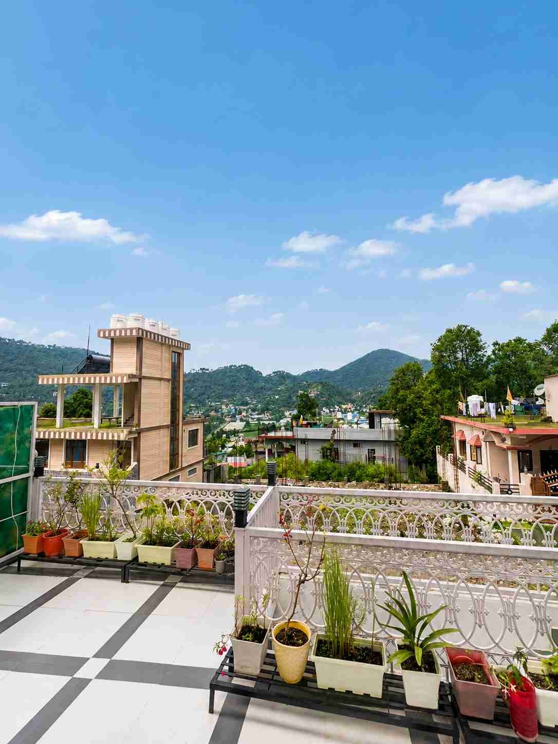 Scenic Mountain Views & Exterior